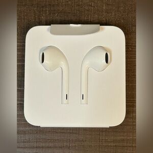 Apple Wired EarPods OEM Lighting Connector White with Microphone Unused NWOT